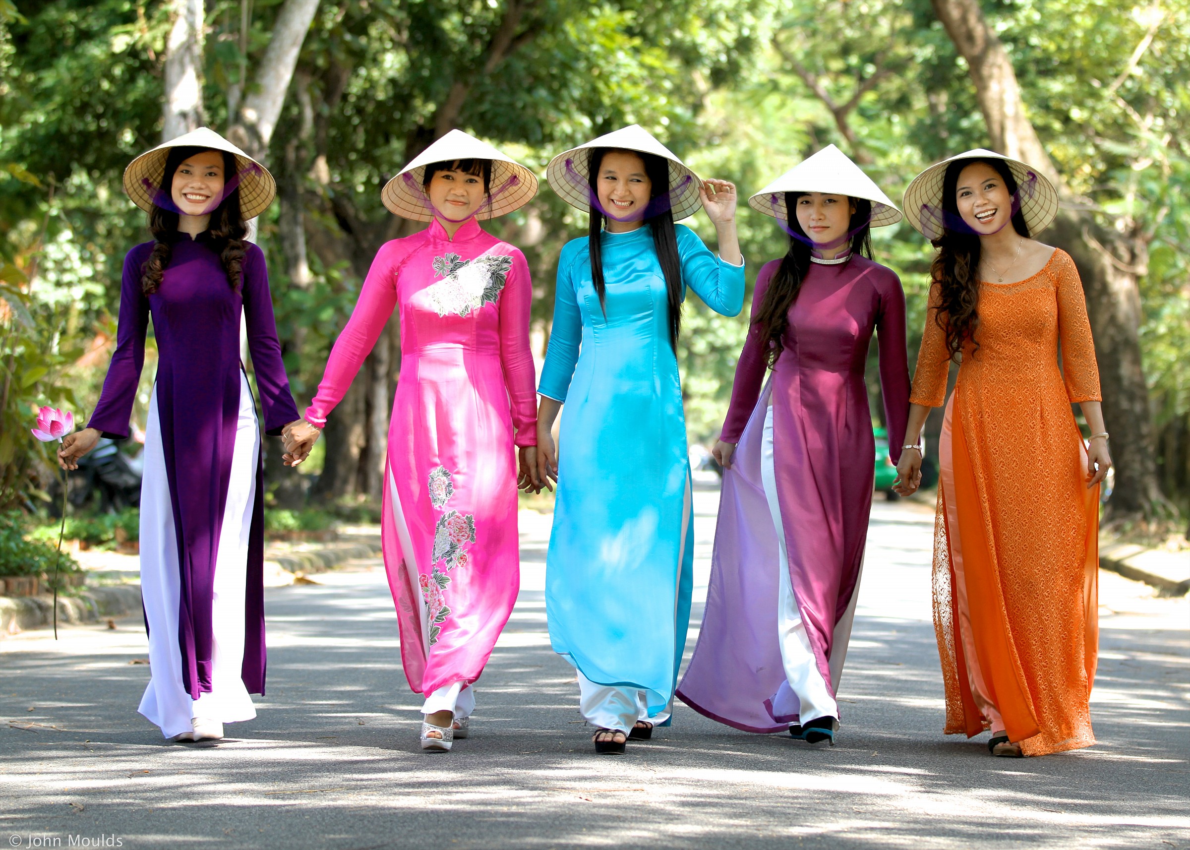 The 5 Ao Dai's, Hue City, Vn...