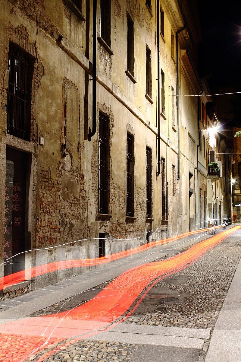 Strisce rosse nella notte