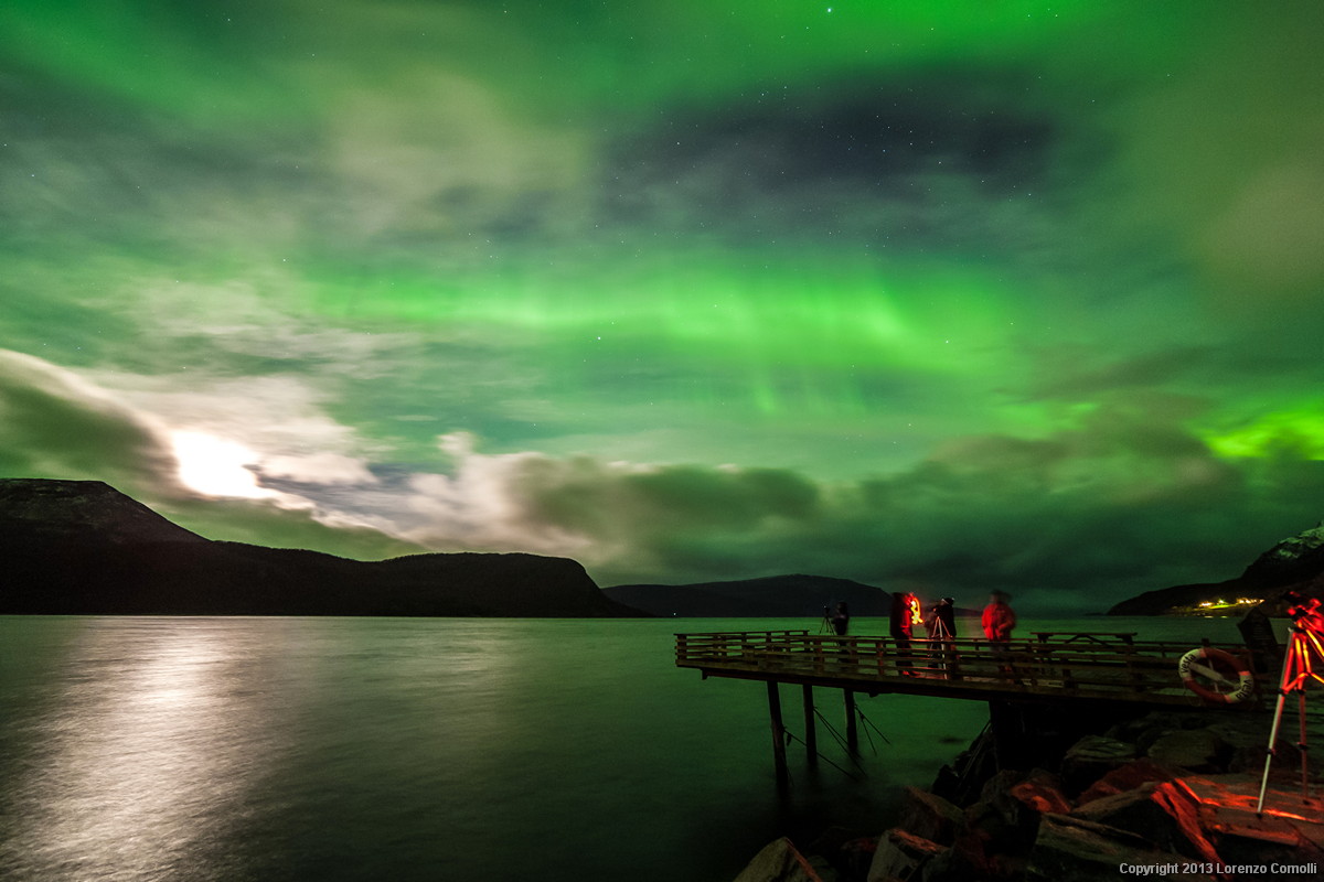 Luna, fiordo e aurora