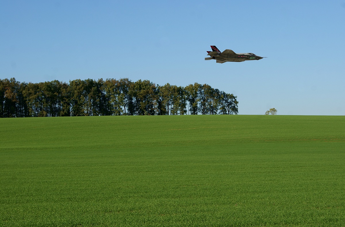 F 35 in volo radente...