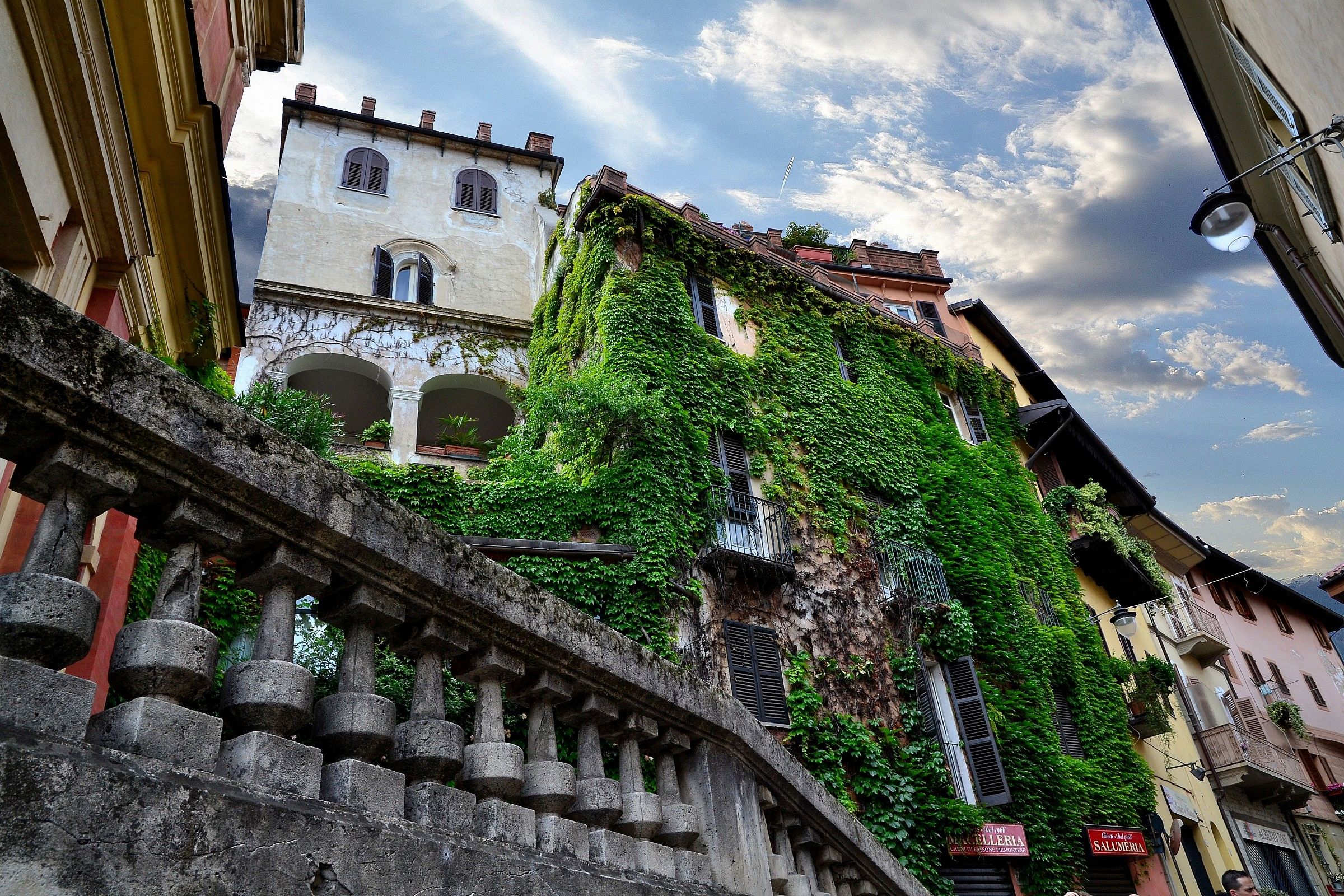 between green and blue