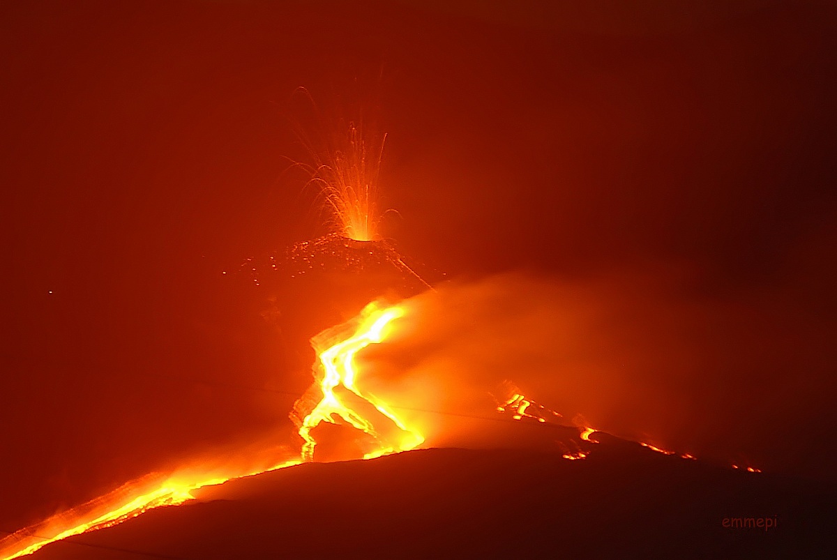 Eruzione Etna con formazione nuovo cratere