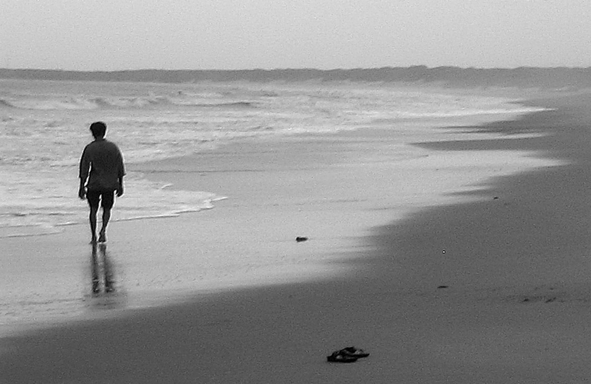 A pieni nudi sulla sabbia bagnata d'India