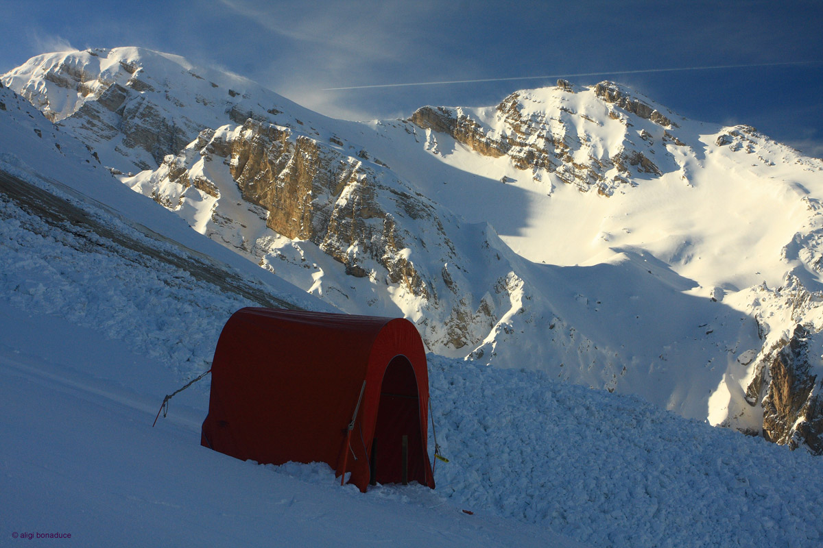 Tenda rossa sulla slavina