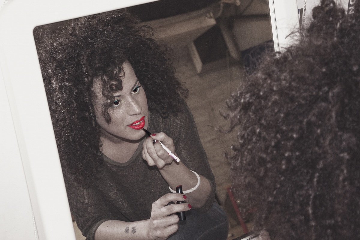 ultimi colpi di rossetto prima di salire sul palco?.