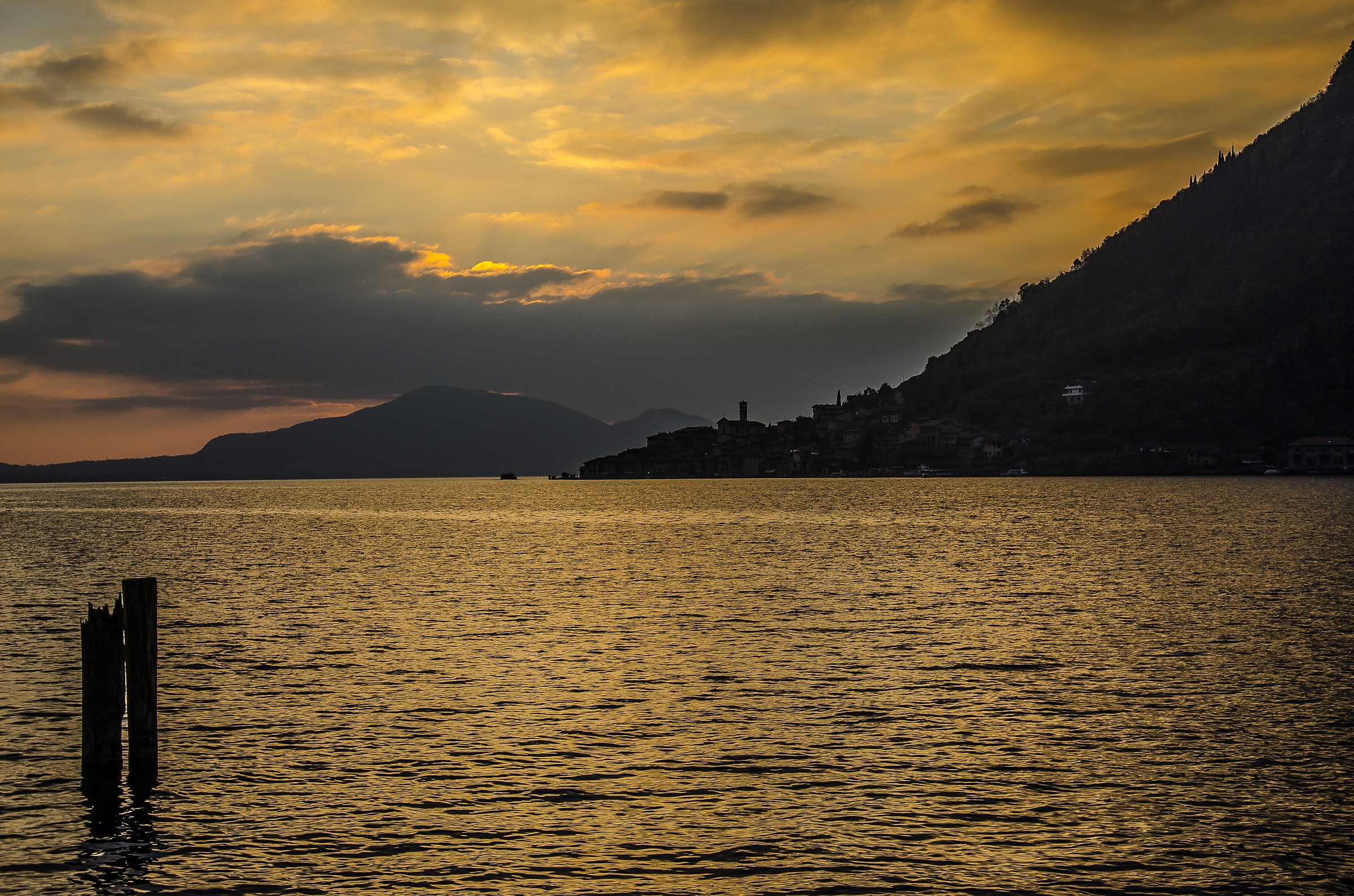 peschiera di montisola al tramonto