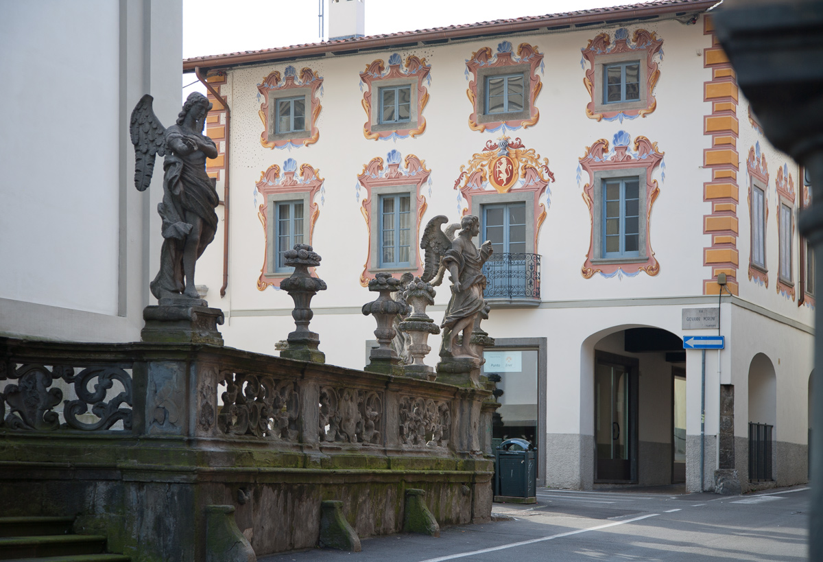 glimpses turning under the arcades of Ponte San Pietro