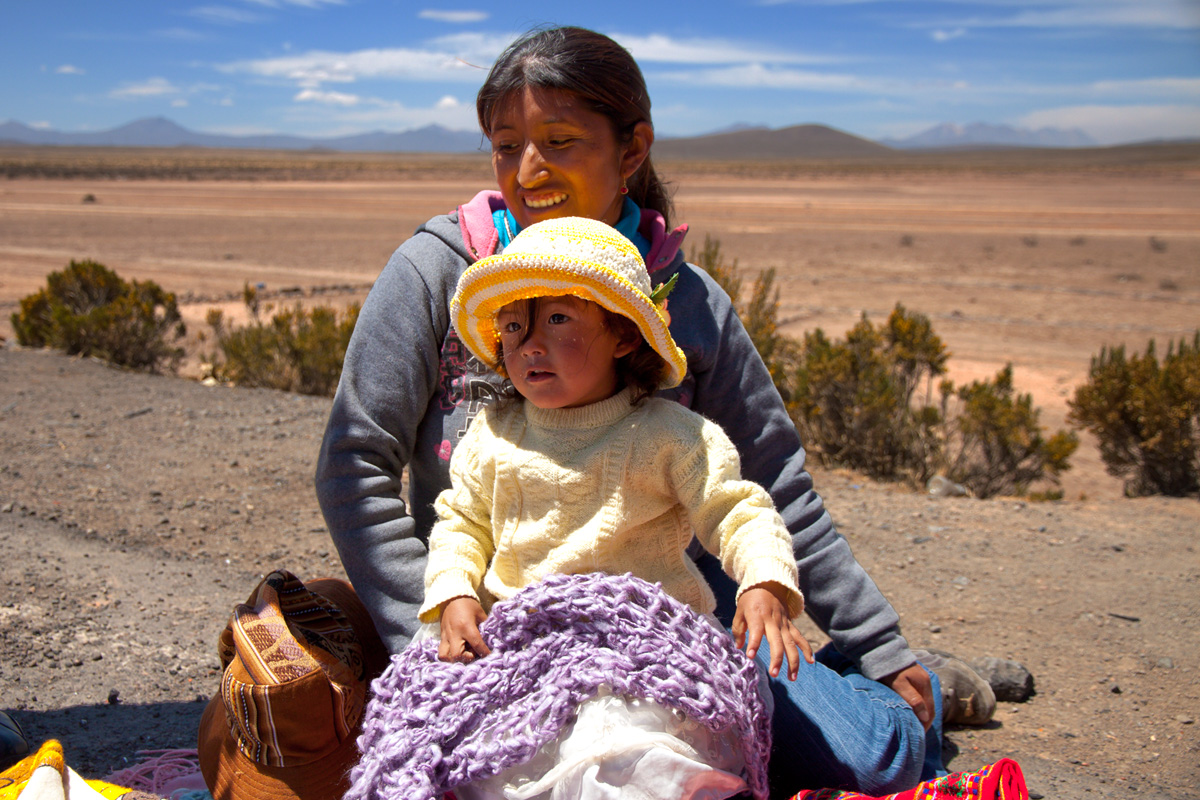 Sellers of fabrics in the Pampas of Cañahuas
