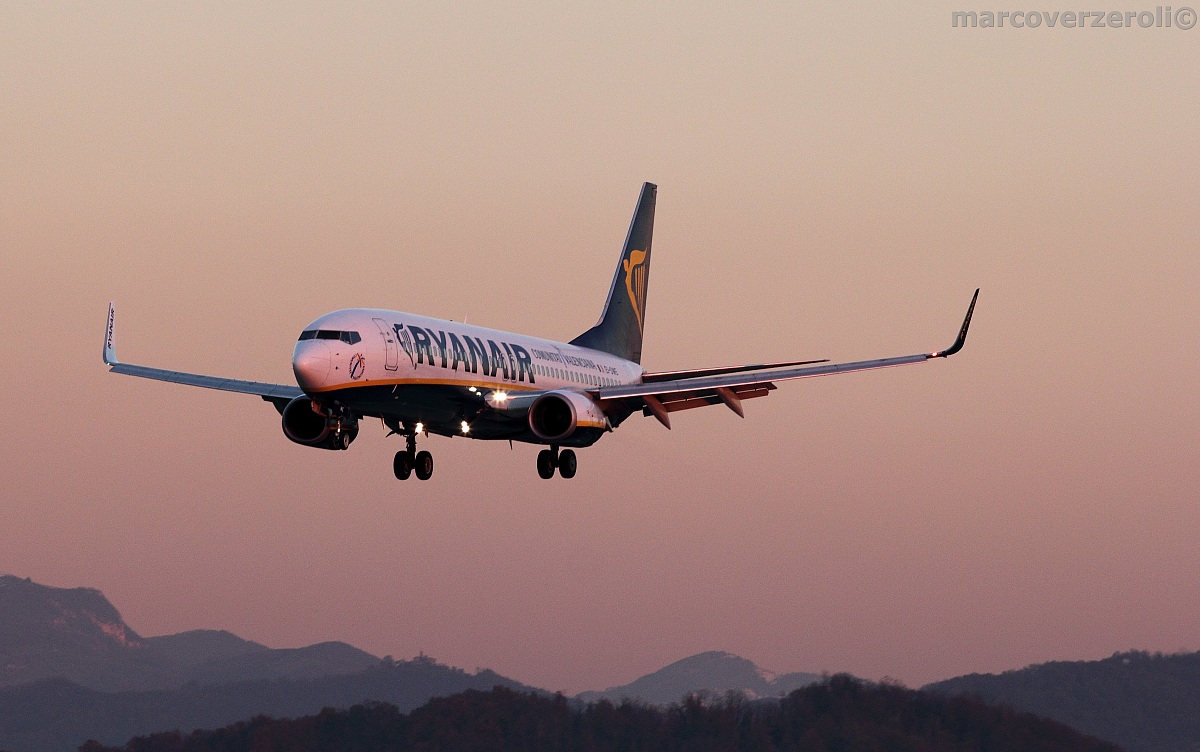 Boeing 737-8as sunset landing