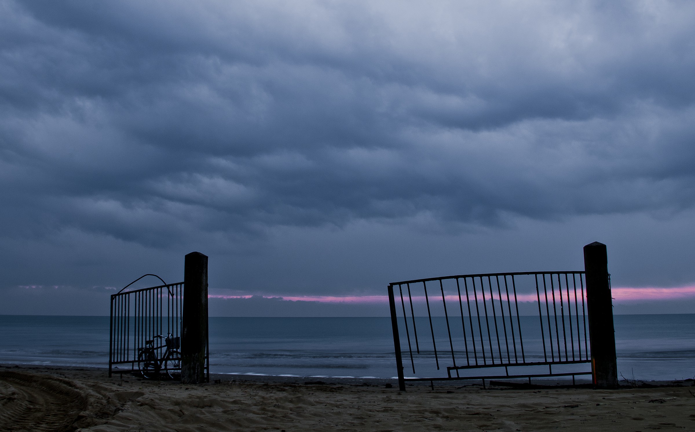 un cancello sul mare