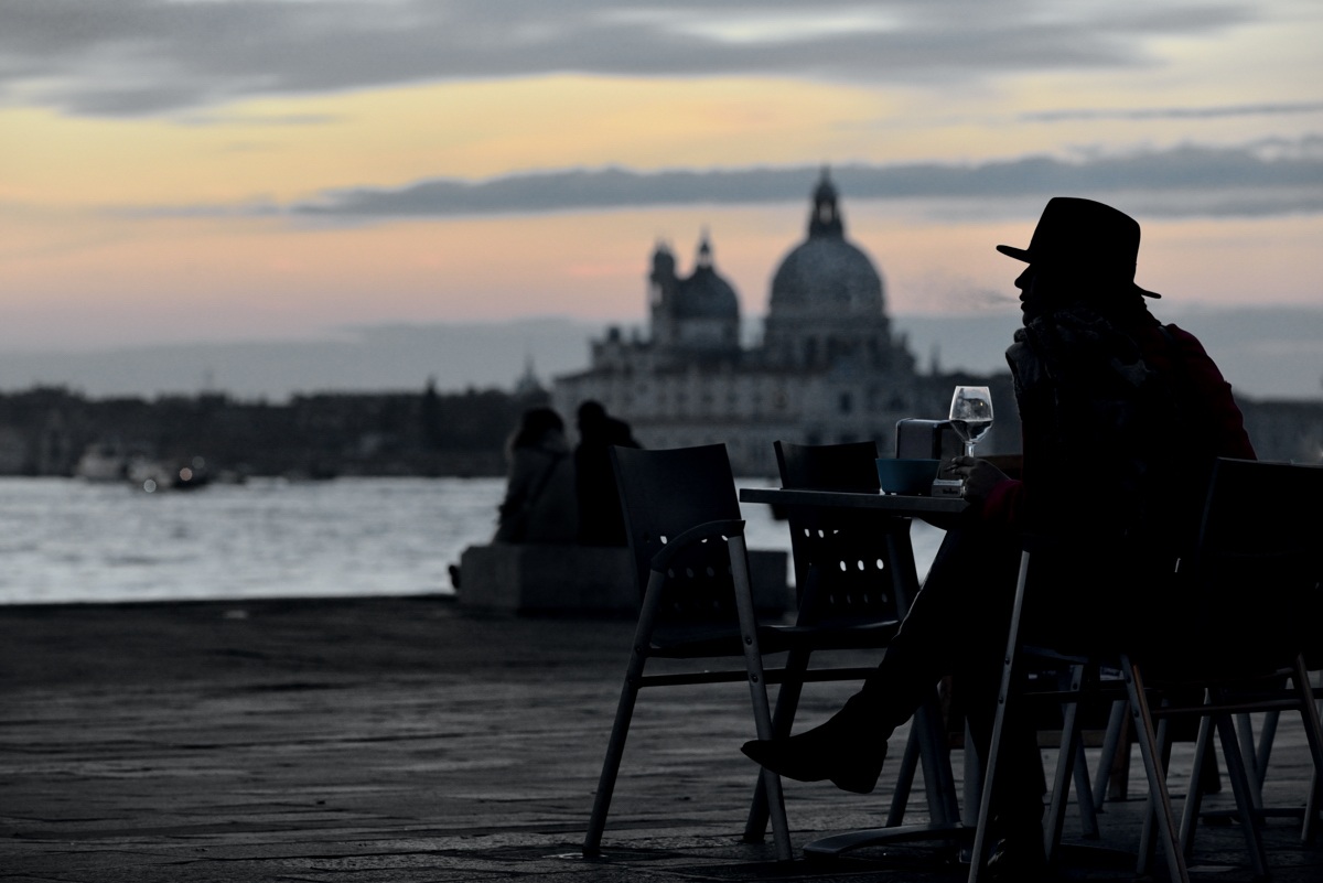 Fumatrice con Cappello al Tramonto
