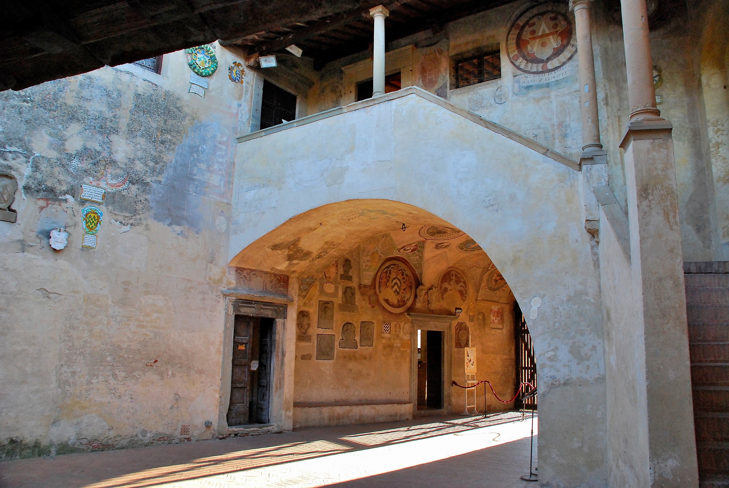 Cortile del palazzo del Podestà di Certaldo