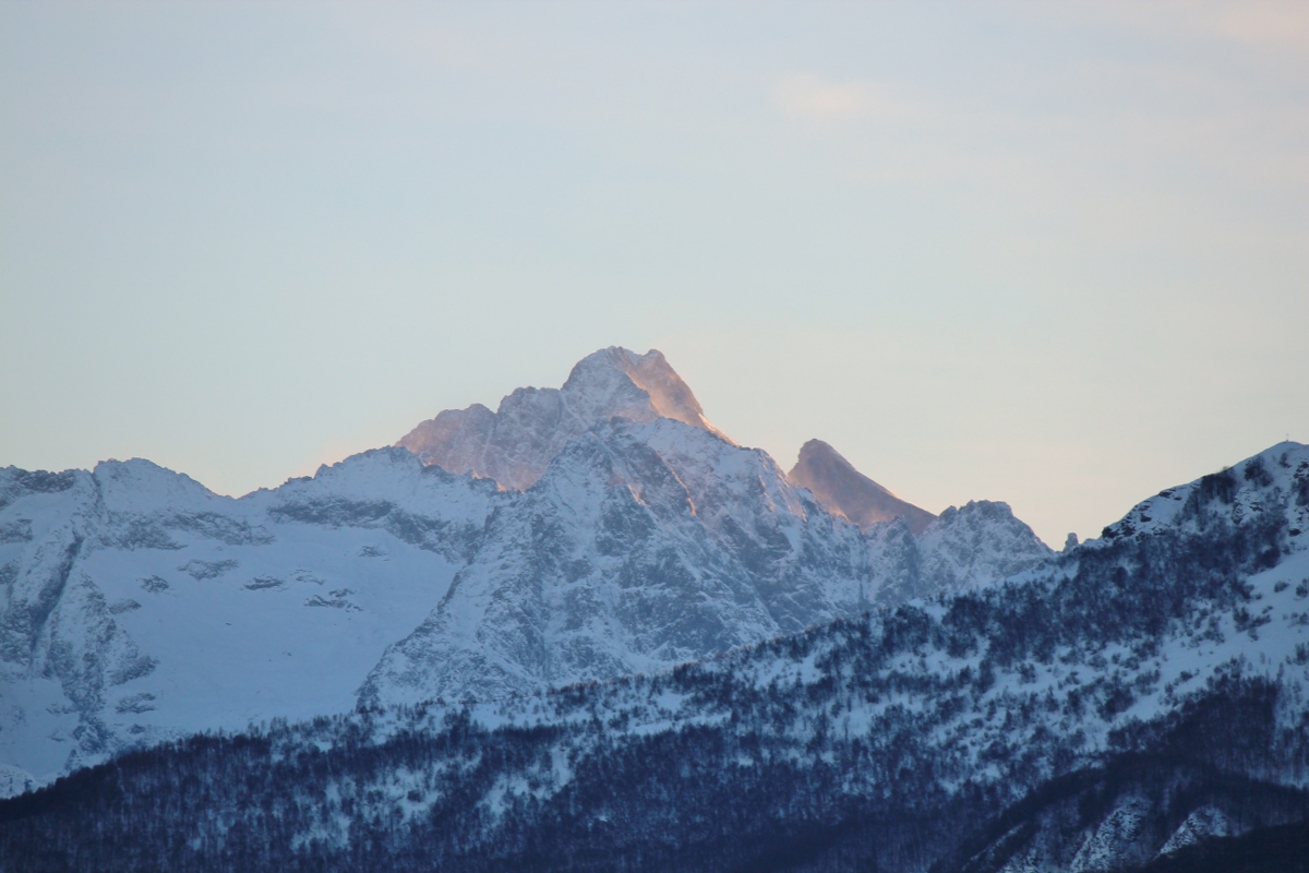Montagne innevate al tranonto