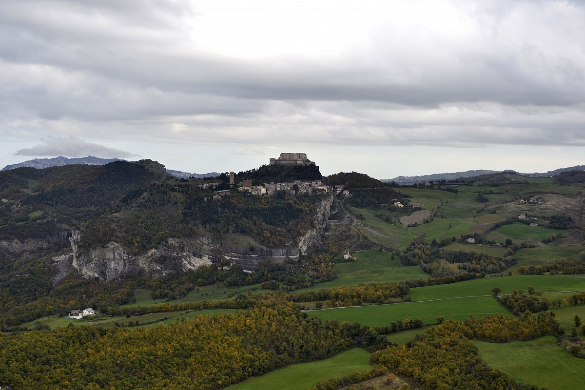 San Leo (in lontanaza)