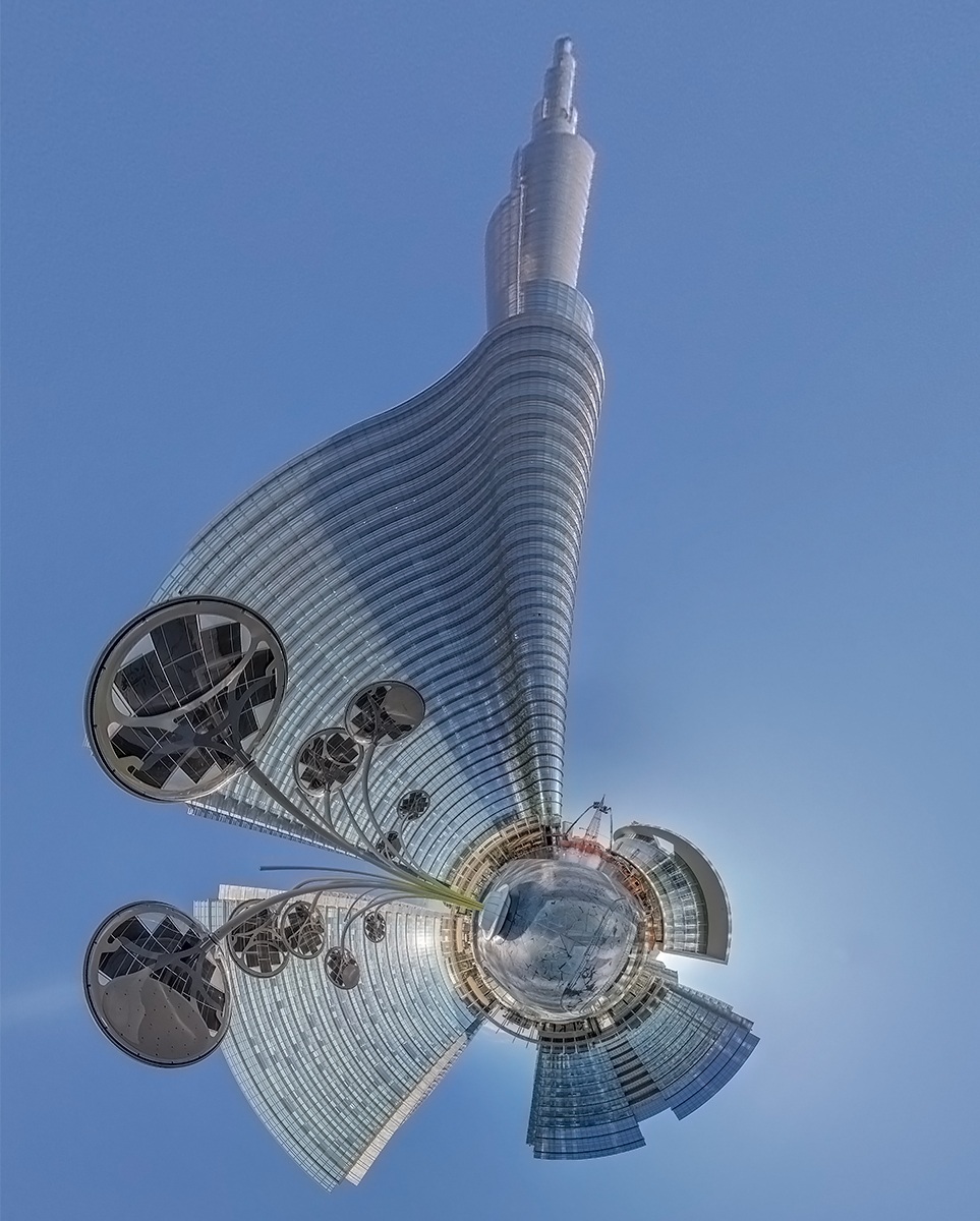 Milan, Piazza Gae Aulenti: an unusual sight!