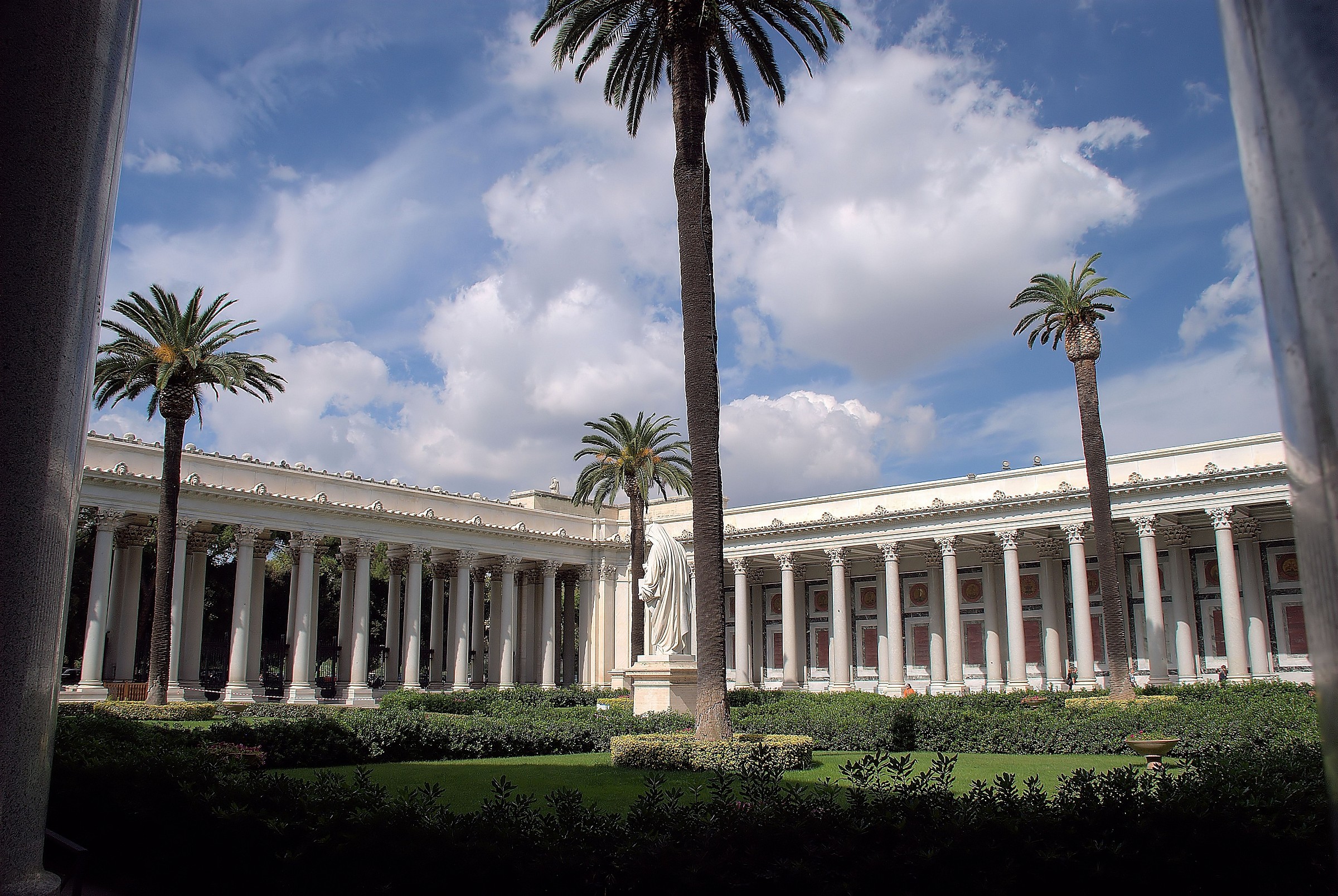 Basilica di San Paolo (cortile interno)