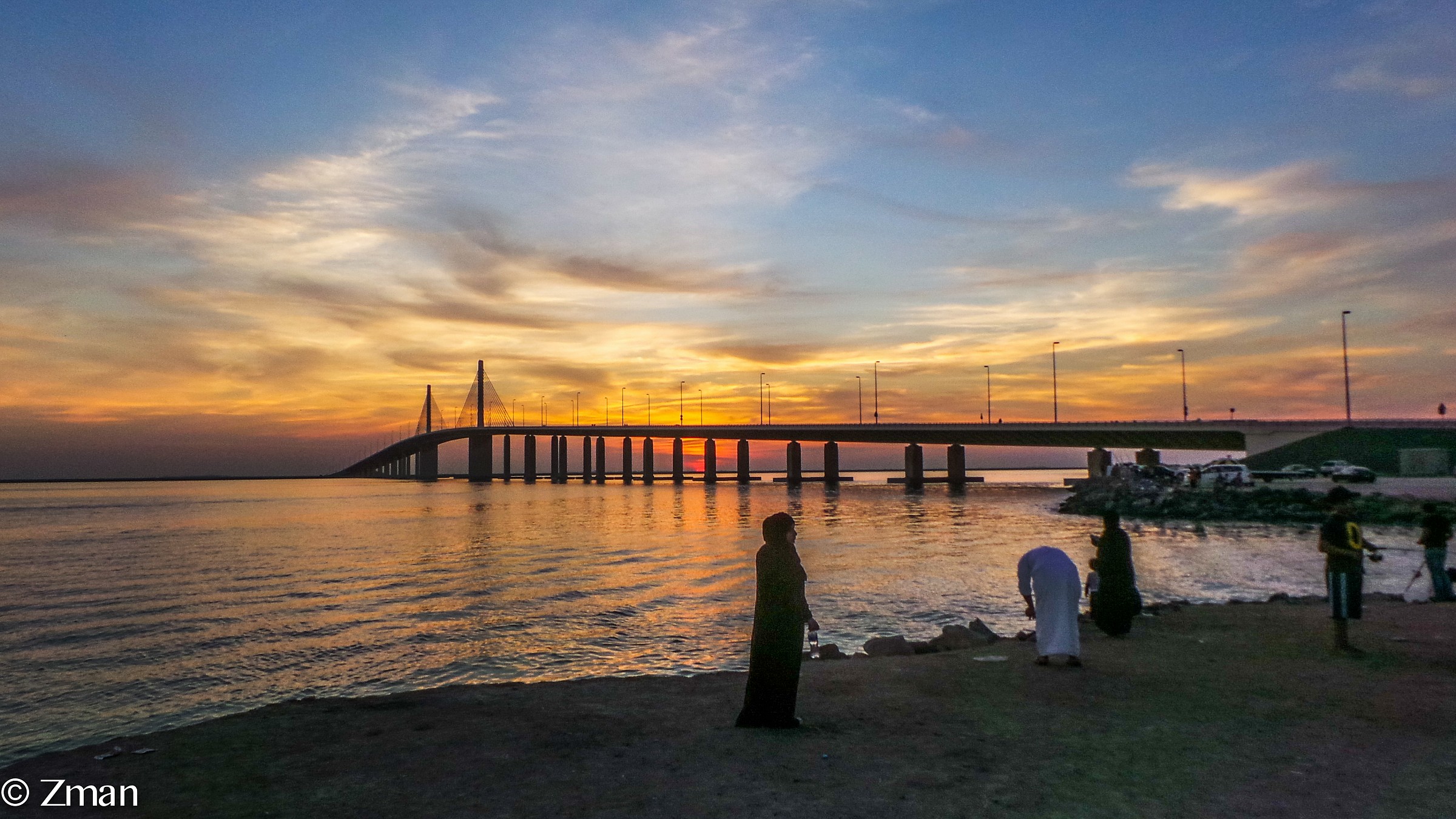 Famiglia godendo il tramonto al Ponte
