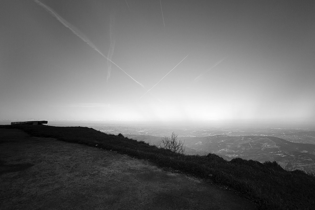 Dalla cima del monte Tobbio nella nebbia