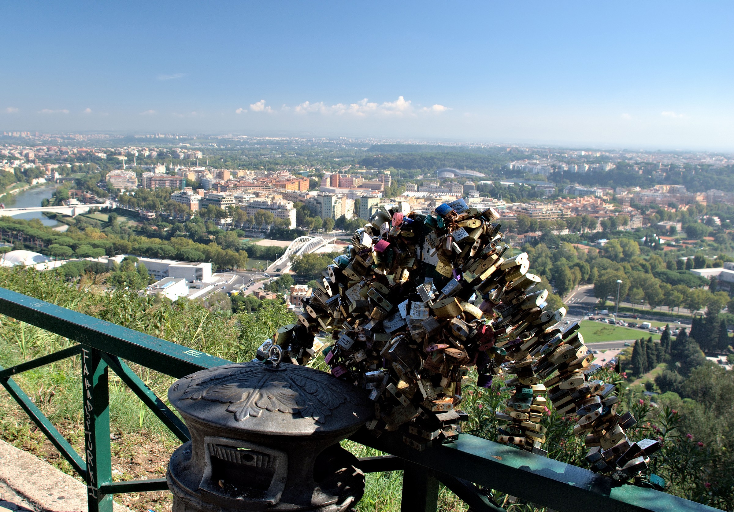 Lucchetti lungo il vialetto degli innamorati