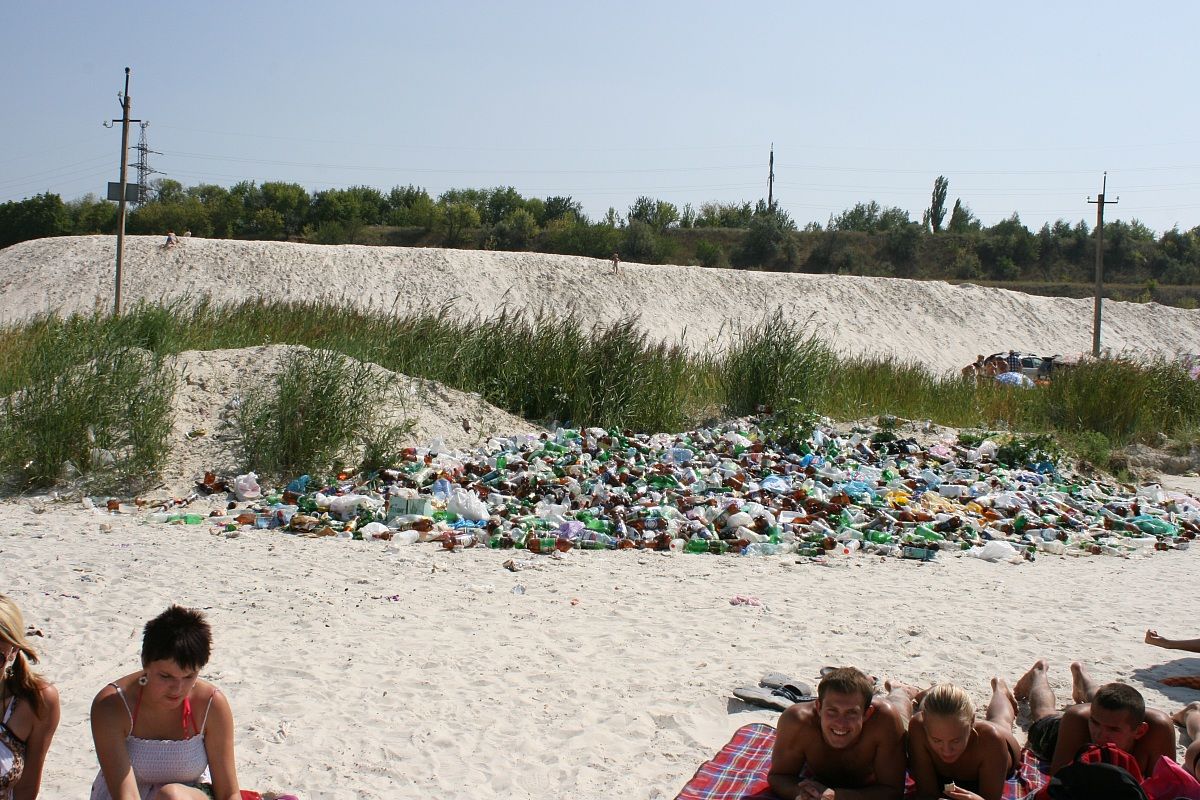 deposito di bottiglie di plastica