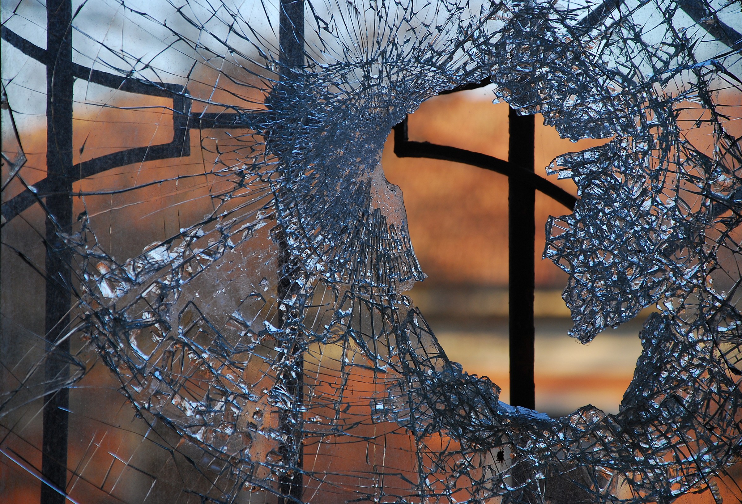 Abbandono nell'ex manicomio di Mombello