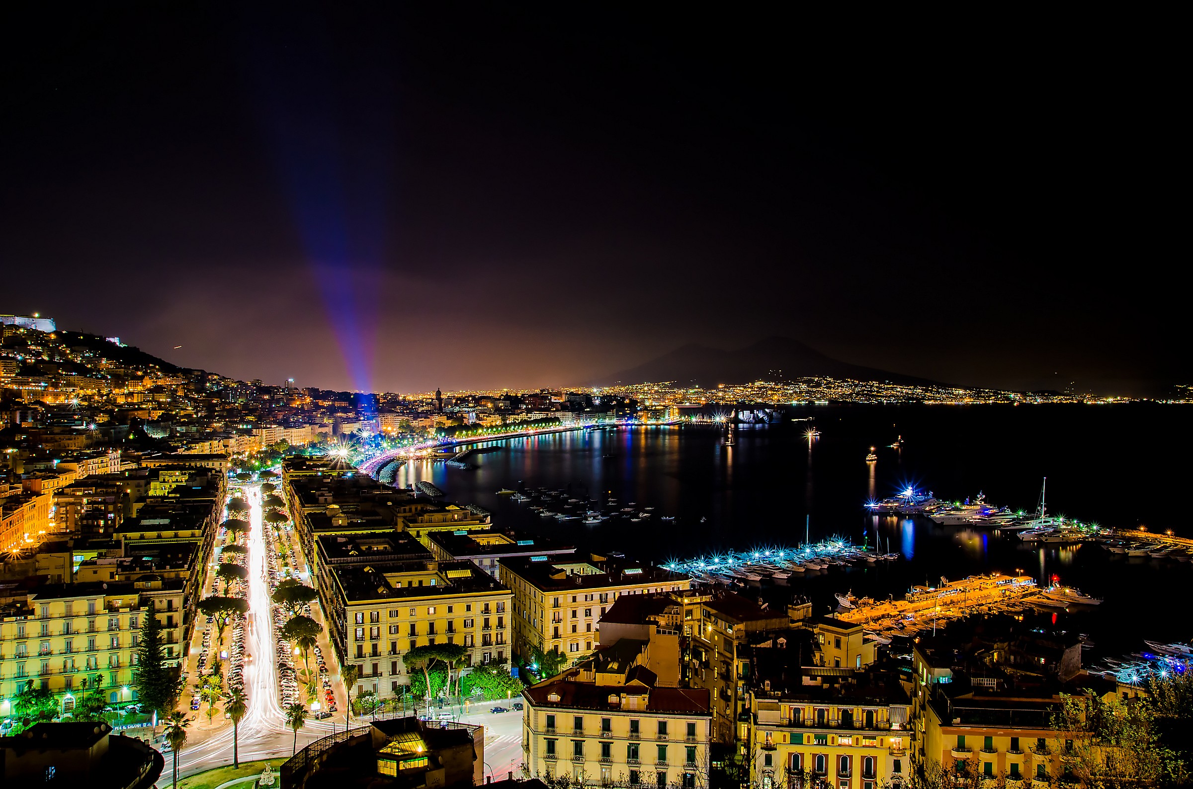 Napoli di notte dalle tredici scese di sant'Antonio