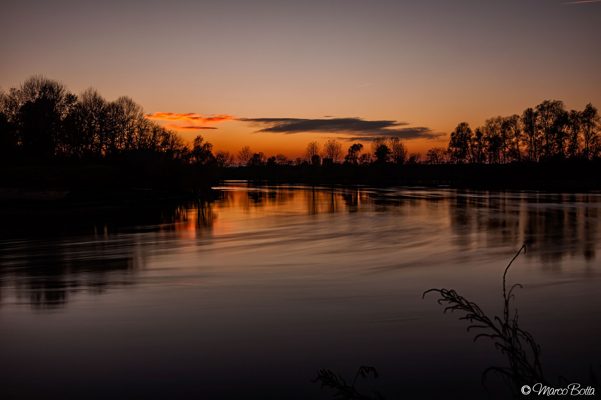 Il fiume scorre lento