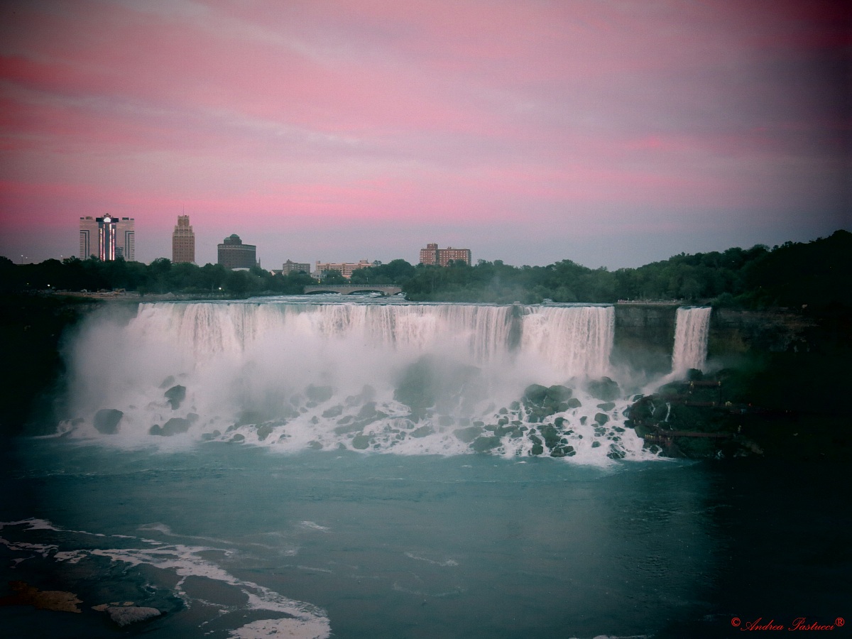 tramonto sulle cascate Niagara