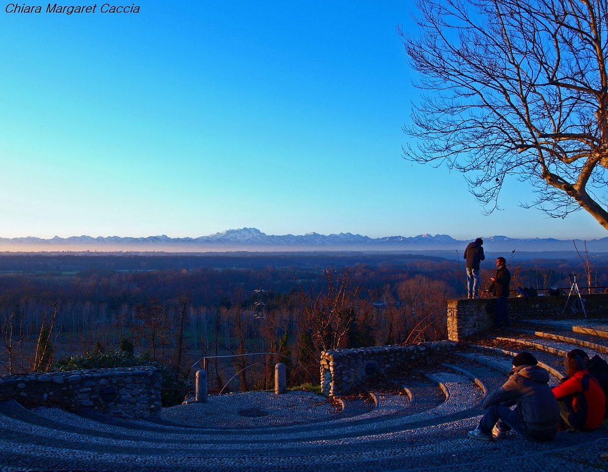 photographers, children, elderly people waiting for the suns...