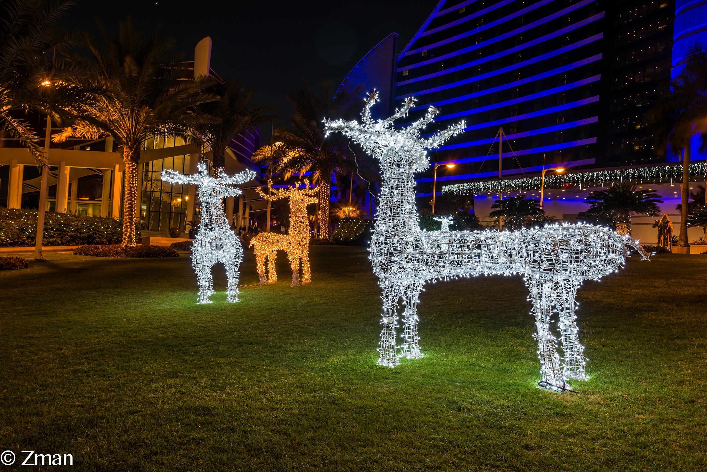 Decorazioni di Natale di fronte Jumeirah Beach Hotel
