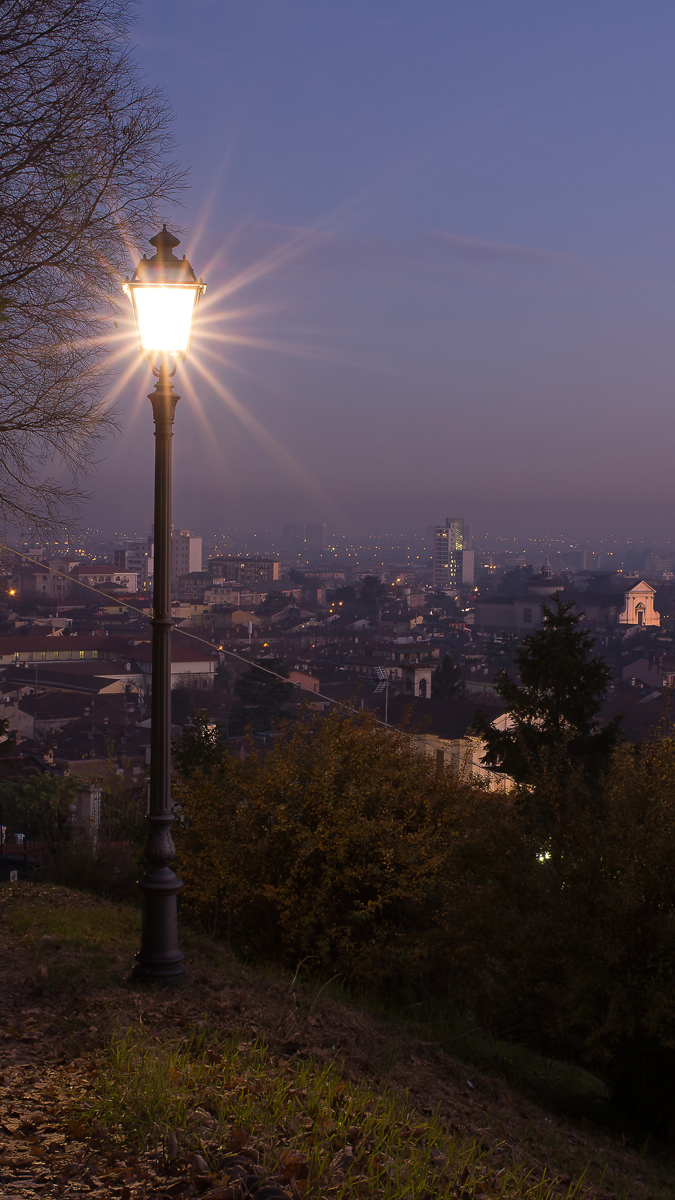 recomposition of the lamppost with Brescia in the background