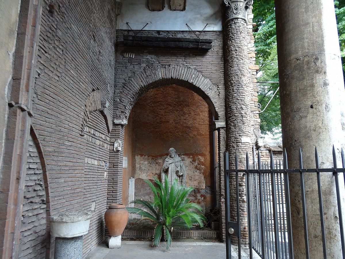 Santa Sabina external