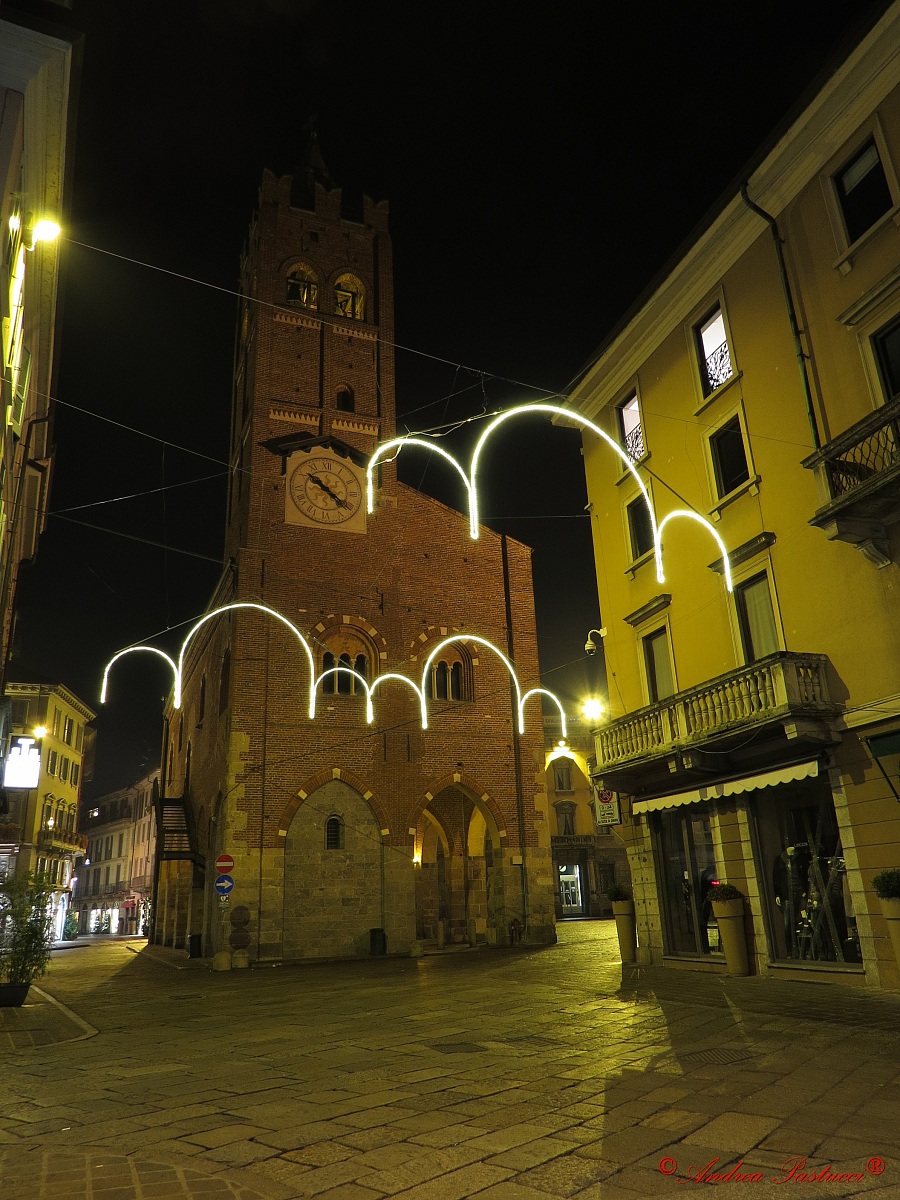 Arengario to party with fairy lights