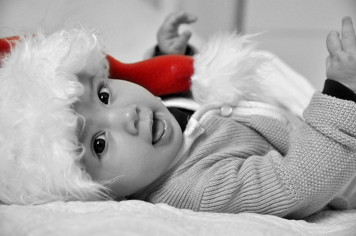 Anna b / n with hat of Santa Claus