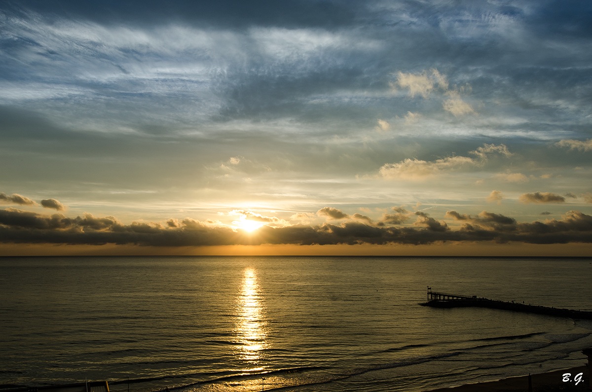 Un alba strepitosa al mare...