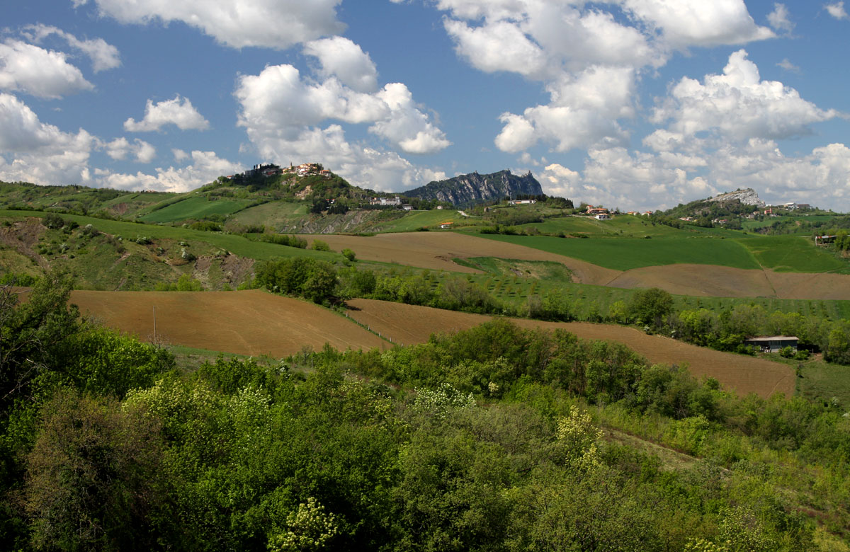Veduta dei profili calcarei e gessosi da Onferno (rn)