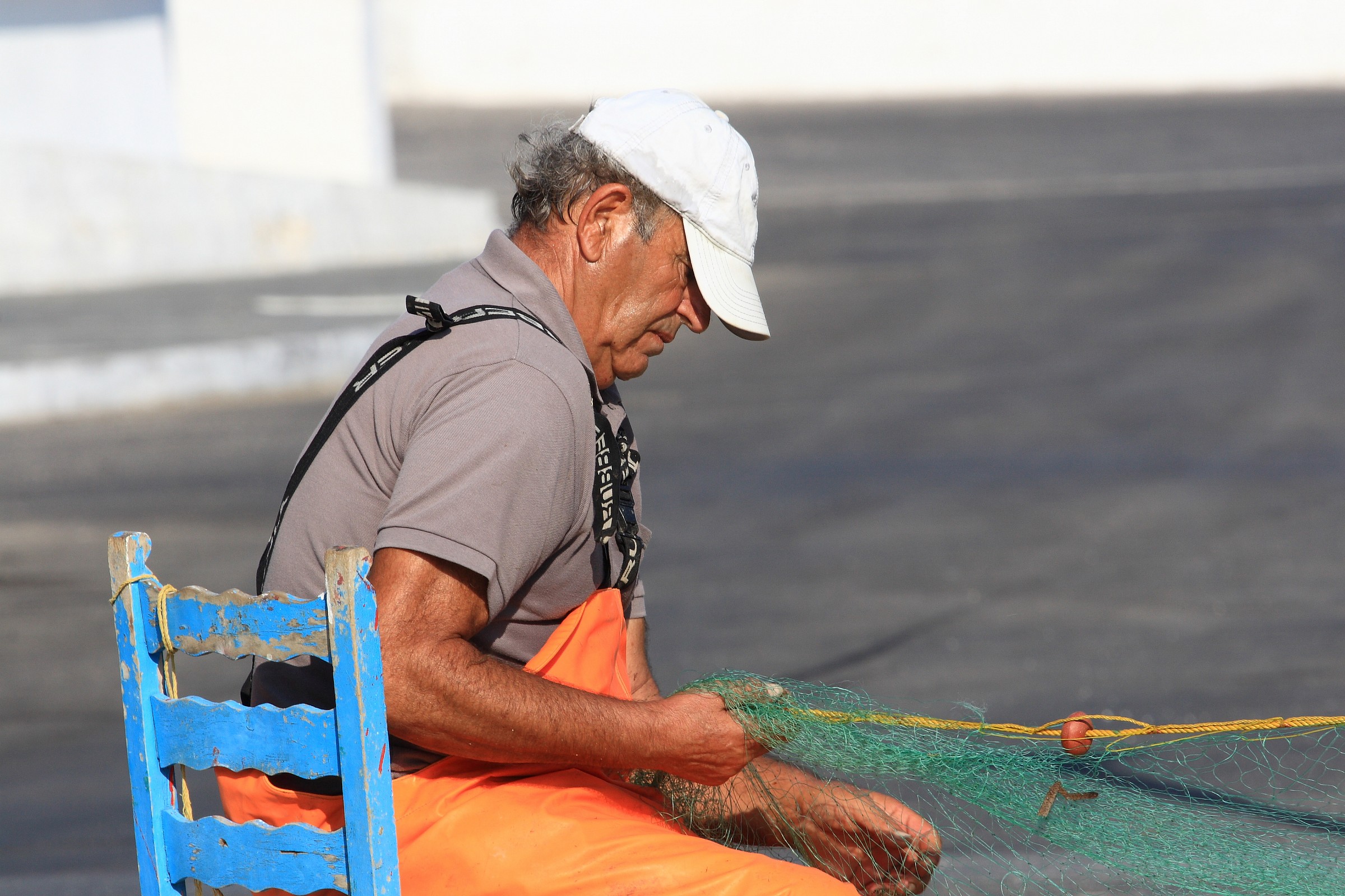 Pescatore al lavoro al mattino a Milos