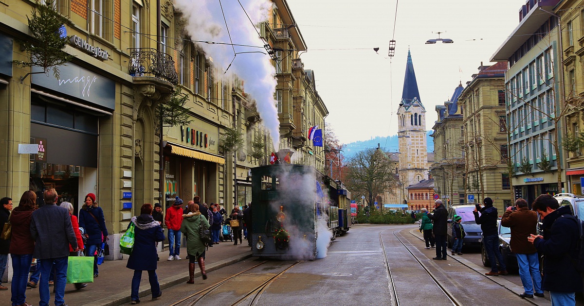 Berna, tram a vapore, tirato a lucido per l'occasione.