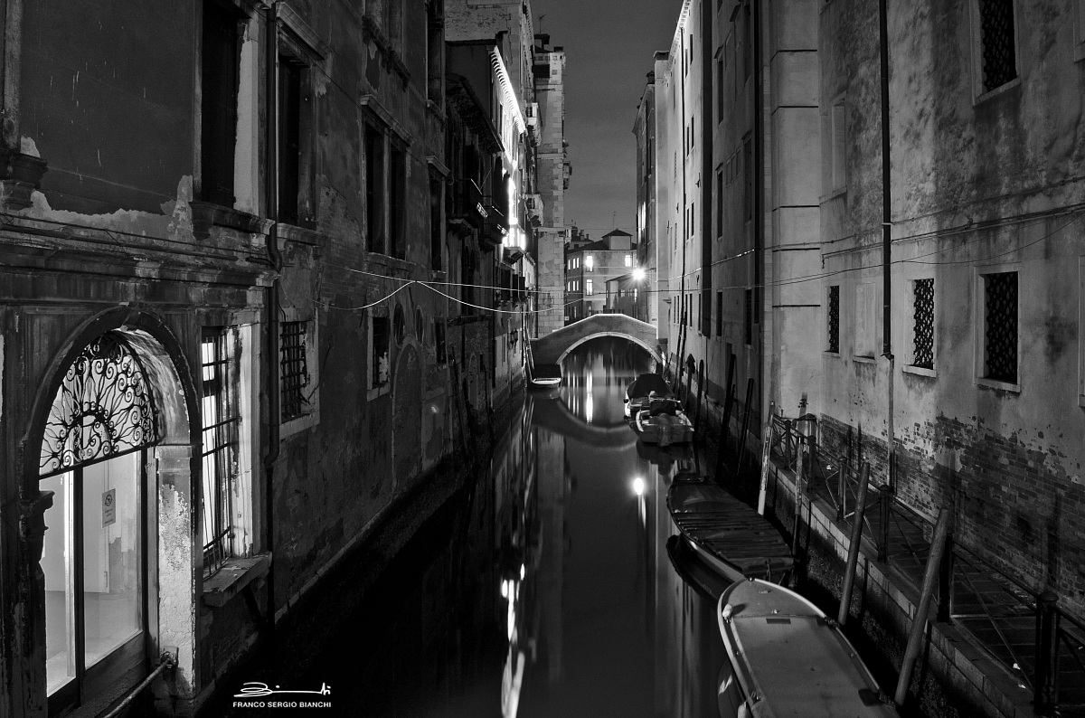 Il portone illuminato - Venezia