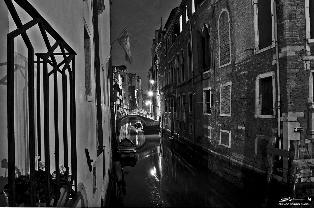 La bandiera lungo il rio - Venezia