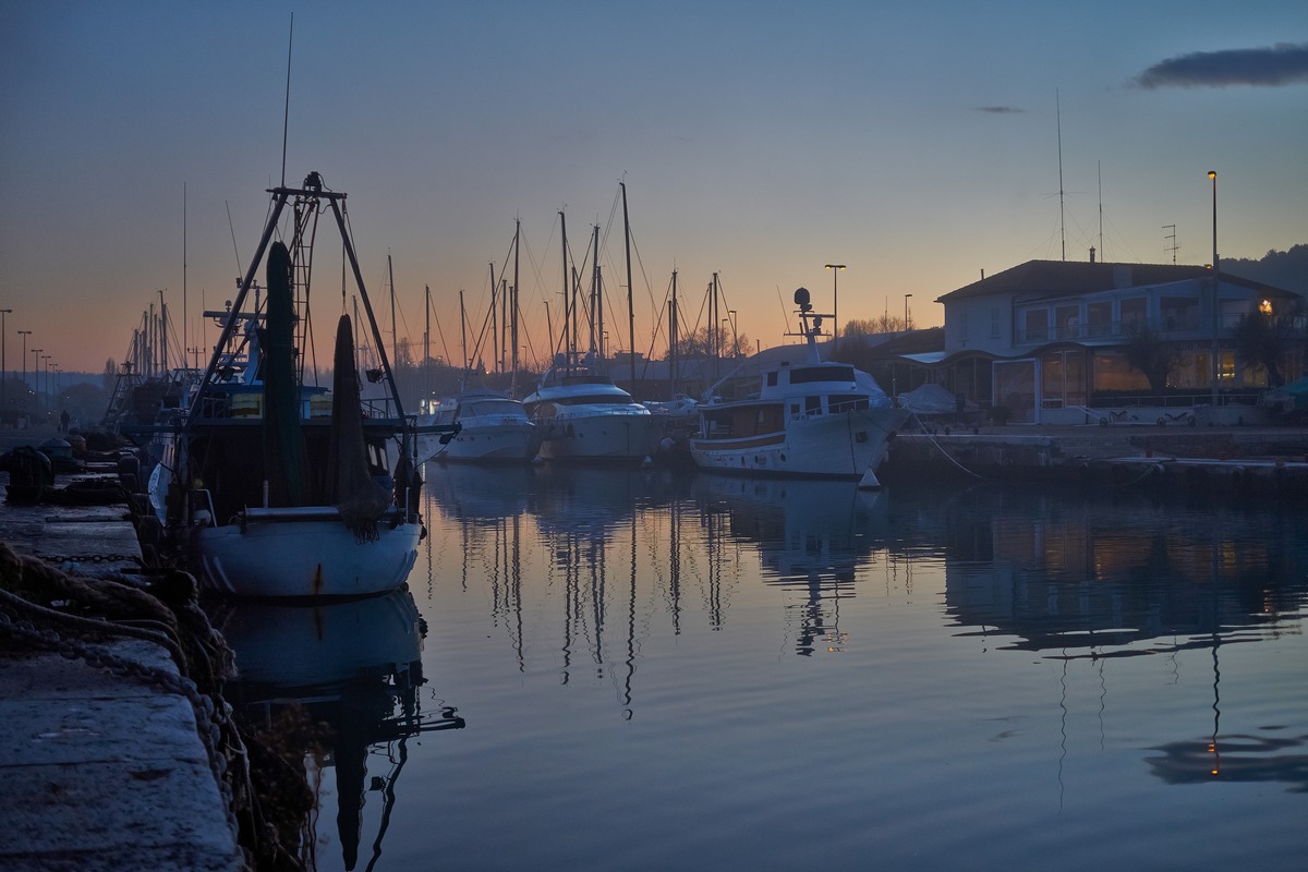 Velo di nebbia al porto