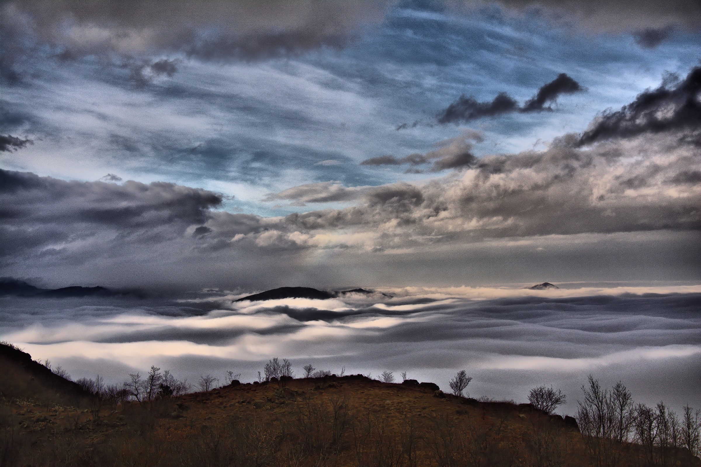 Sospeso tra nebbia e nuvole
