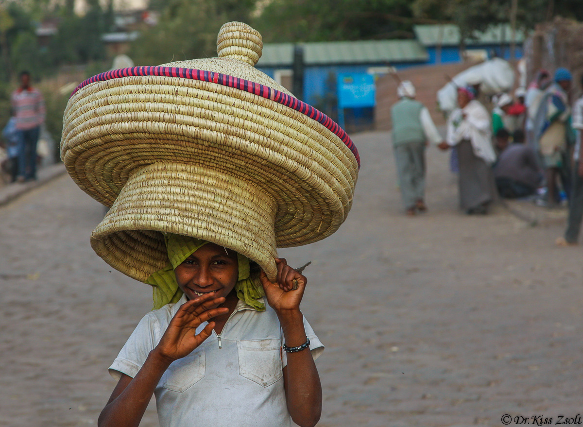 Bambino con un cesto di injera