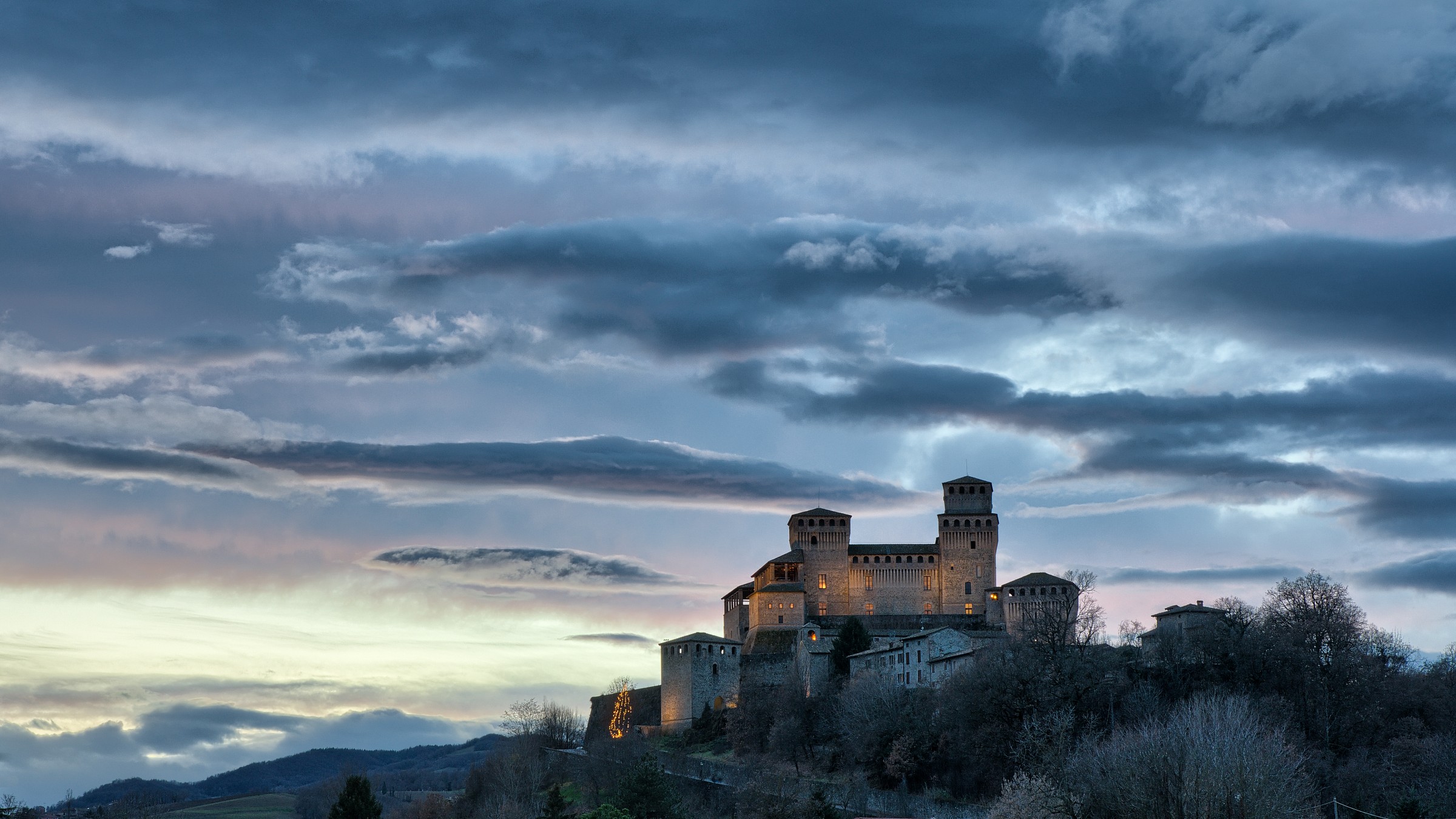 Torrechiara al tramonto HDR
