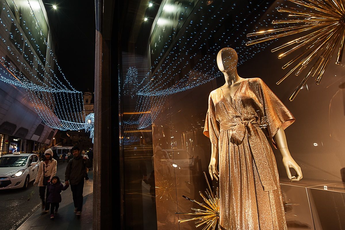 Tutta sfolgorante è la vetrina...