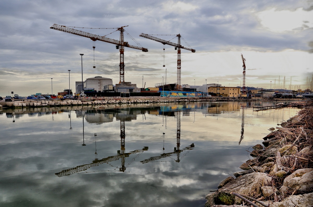 Cantiere di Pesaro visto dalla foce del fiume Foglia