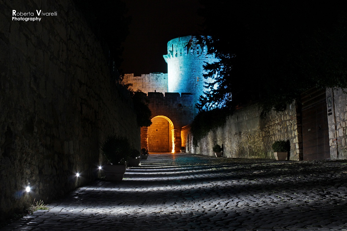 Torrione blu e fasci di luce.