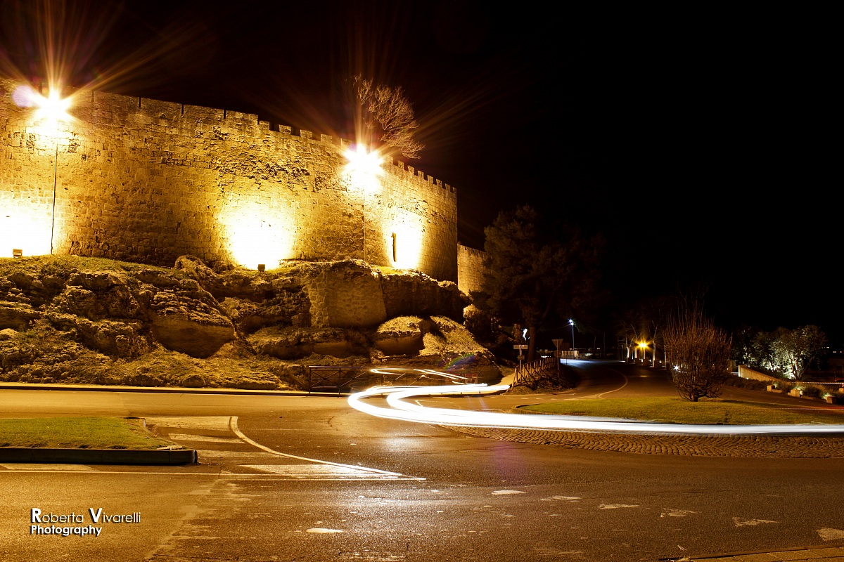Scie di luce lungo le mura Tarquiniesi.
