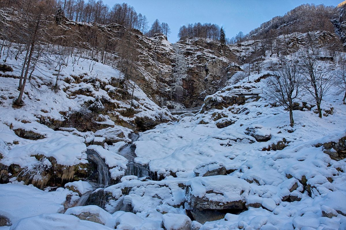 sonogno frozen waterfall