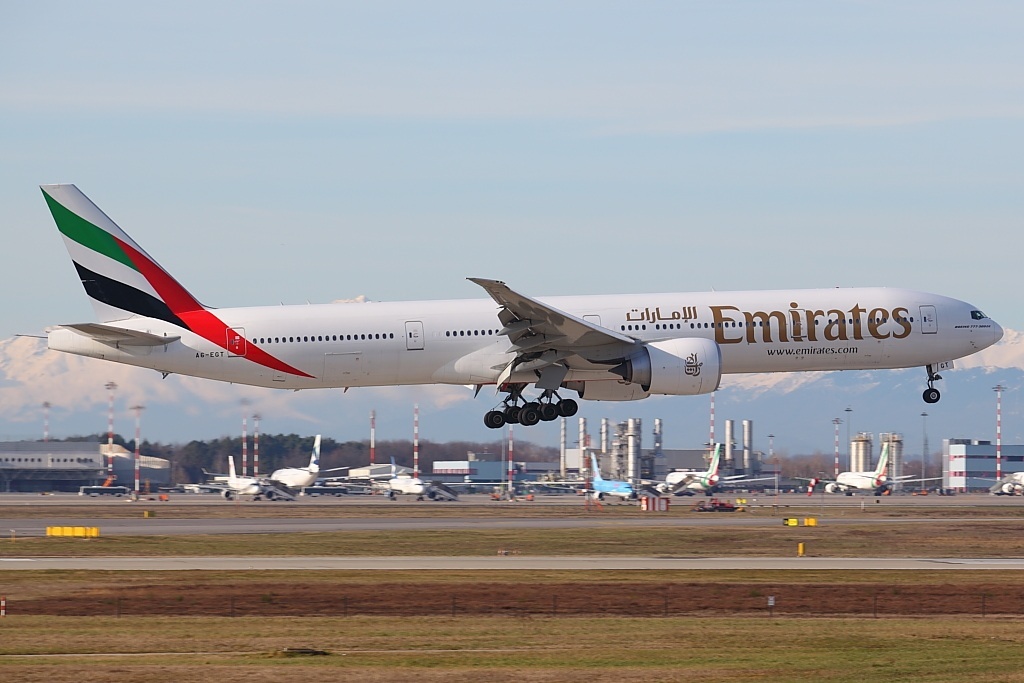 777 emirates landing